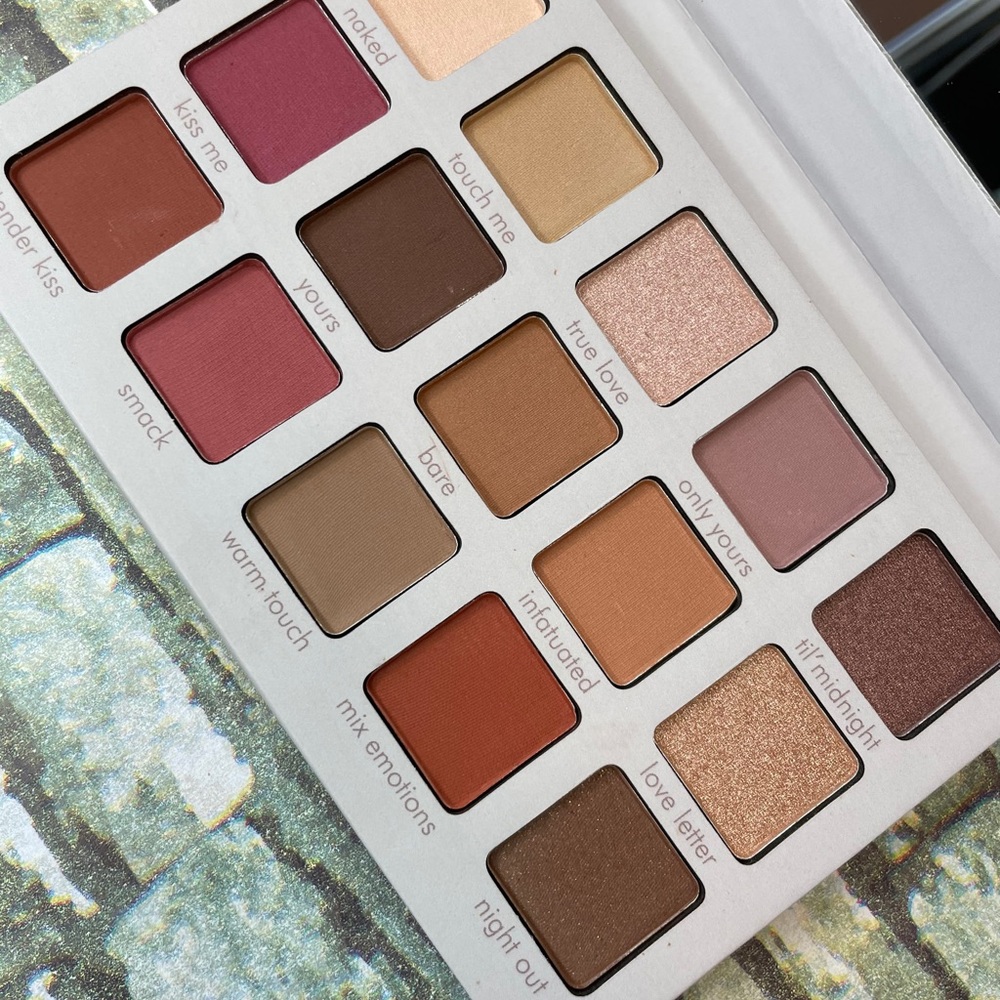 IRRESISTIBLE '15' Eyeshadow Palette